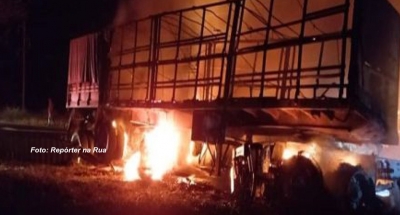 Carretas batem, pegam fogo e motoristas morrem carbonizados
