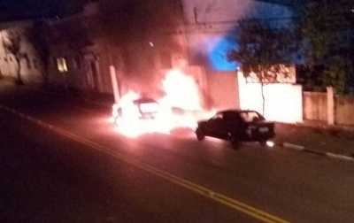 Quadrilha com fuzis explode banco, incendeia carros e atira contra PM, na região 