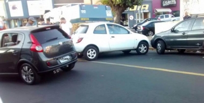 Acidente no centro da cidade envolve carro forte