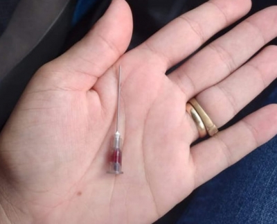 Criança toma injeção e vai para casa com agulha cravada no bumbum