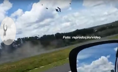 Vídeo mostra acidente no momento em que motociclista bate e voa sobre carro 