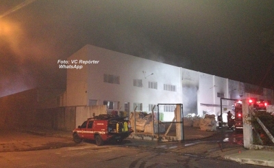 Incêndio atinge galpão de empresa na zona Sul