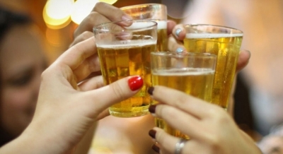 Mulher bebe 5 litros de cerveja, bate carro e acaba presa