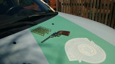 Polícia resgata pássaros e apreende arma