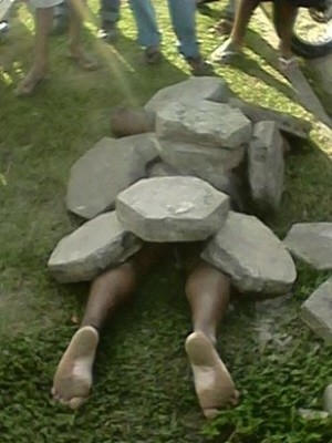 Homem é coberto por pedras após matar a ex-mulher