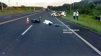 Moto bate na traseira de trator: um morto e outro ferido