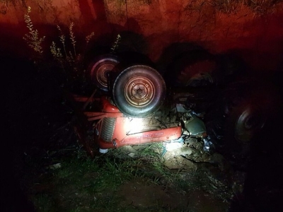 Idoso fica ferido após acidente com trator