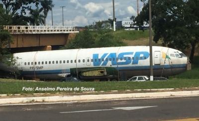 Fim de uma história: avião da VASP passa por Marília. Mas, em carreta