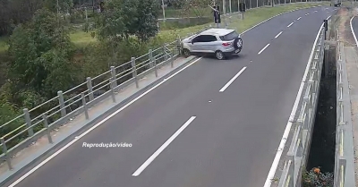 Veículo sofre acidente e quase cai de pontilhão em Garça 