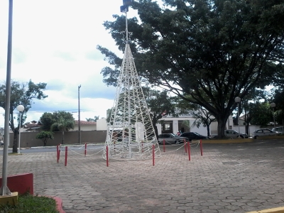 Últimos retoques na iluminação e decoração natalina