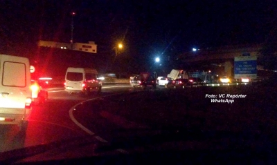 Carreta tomba na alça de acesso do campus universitário