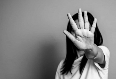 Mulher é agredida pelo companheiro com tanque de moto e cadeirinha de bebê 