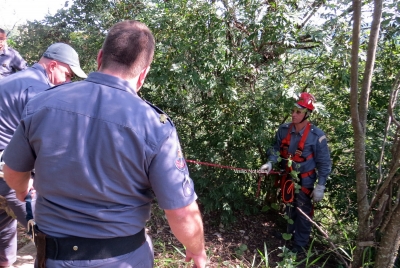 PM e Bombeiros "resgatam" grande quantidade de drogas em precipício 