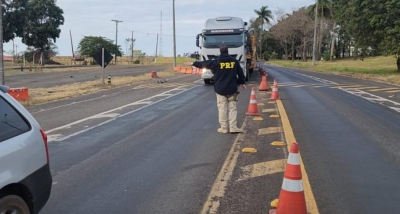 Caminhoneiros acusados de embriaguez são detidos pela PRF em Marília