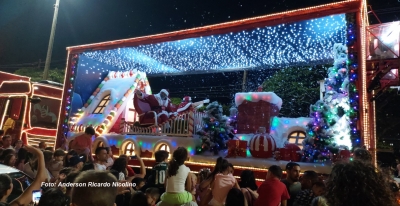 Caravana Iluminada da Coca-Cola atrai milhares de pessoas em Marília