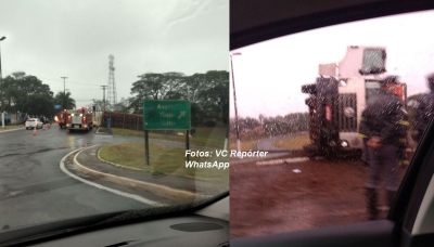 Caminhão tomba em alça de acesso do velório municipal