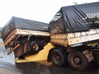 Carreta carregada de milho se envolve em acidente