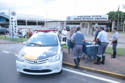 Polícia apreende maconha escondida em carreta