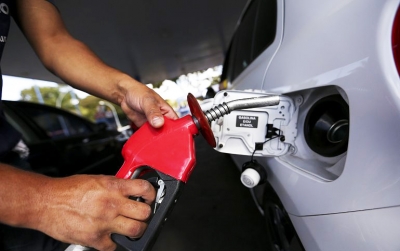 Após semana com preço estável, Petrobras volta a baixar gasolina