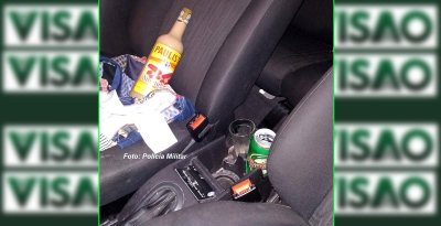 Motorista é flagrado com o carro cheio de bebidas e aprontar no trânsito 