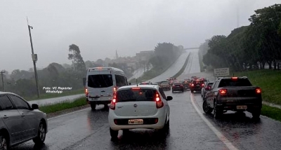 Temporal provoca alagamento na rodovia SP-294