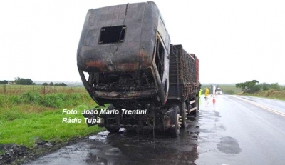 Carreta pega fogo na região e fica destruída