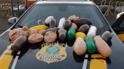 PRF prende mulheres transportando pó branco semelhante a cocaína em carro