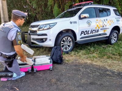 Polícia Rodoviária prende passageira com maconha e foragido no mesmo ônibus