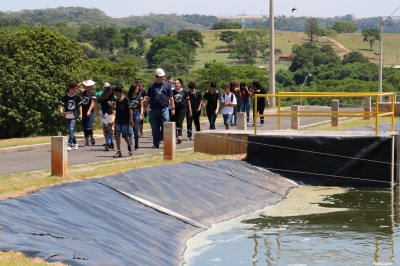 Alunos da Escola Estadual Jardim Alcir Raineri visitam obra de tratamento de esgoto