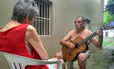 Alzheimer: O músico que faz serenata todos os dias para esposa diagnosticada com a doença