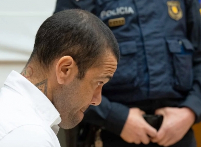 Daniel Alves é condenado a 4 anos e 6 meses por estupro na Espanha