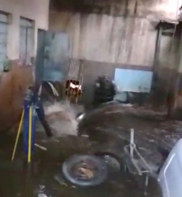 Empresário é arrastado por enxurrada e cai em tubulação após chuva alagar comércio 