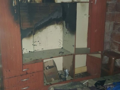 Criança pega isqueiro escondido e põe fogo em quarto