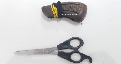 Trombadão usa coronha de revólver para assaltar mulher, mas não fica preso