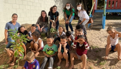 Secretaria de Meio Ambiente e Unimed Marília plantam árvores frutíferas