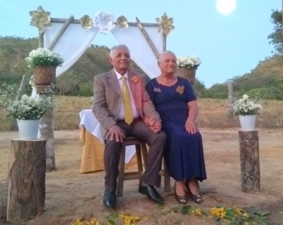 Casal de idosos realiza cerimônia de casamento após 50 anos de união