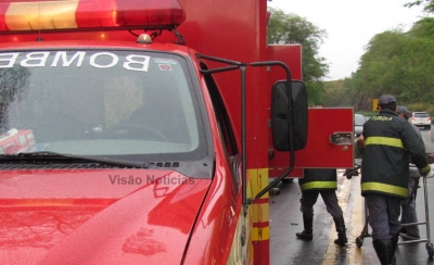 Acidente na SP-333 deixa duas pessoas gravemente feridas 