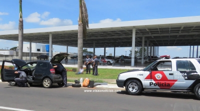 PM encontra droga em carro e trio é preso