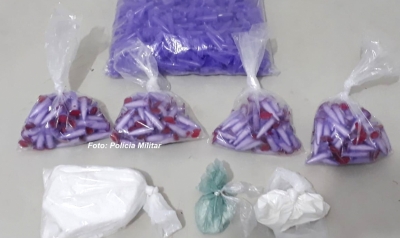 Mulher guarda drogas em casa e acaba presa pela PM