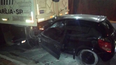 Carro fica preso em caminhão após acidente