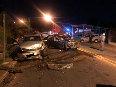 Assaltantes roubam farmácia, causam acidente durante fuga e são presos pela Polícia Militar 