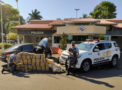 Polícia Rodoviária prende motorista transportando maconha na SP-333