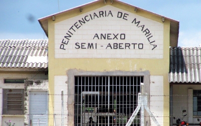 Mulher transporta droga no corpo e se "entrega" antes de passar por scanner