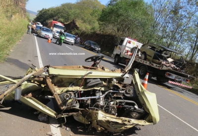 Carro capota e parte ao meio: três feridos graves