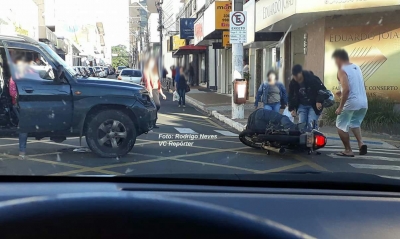 Motociclista fica ferido em acidente no centro