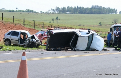 Duas pessoas morrem em grave acidente na SP-333
