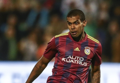 Jogador brasileiro, Alex Apolinário, morre após sofrer parada cardiorrespiratória em campo