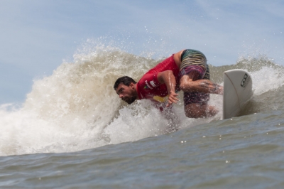 Bicampeão brasileiro morre durante competição de surfe
