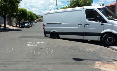 Van afunda em vazamento do DAEM