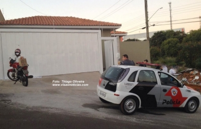 Homens encapuzados e com pistolas assaltam casa na zona Sul